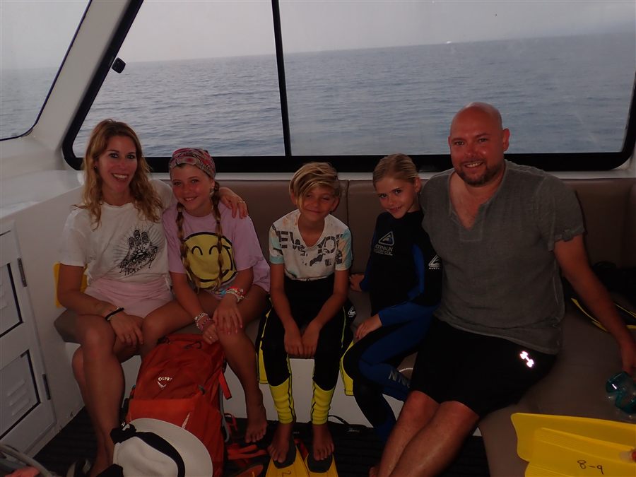 Gezin in wetsuits op de snorkelboot