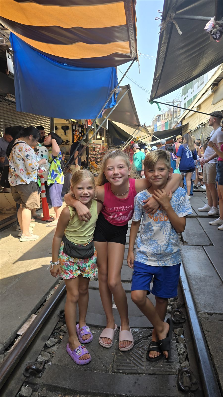 De kinderen op de treinmarkt in Thailand